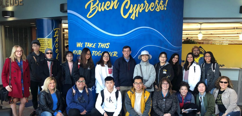 Una bonita foto de grupo de la gira de Cypress College