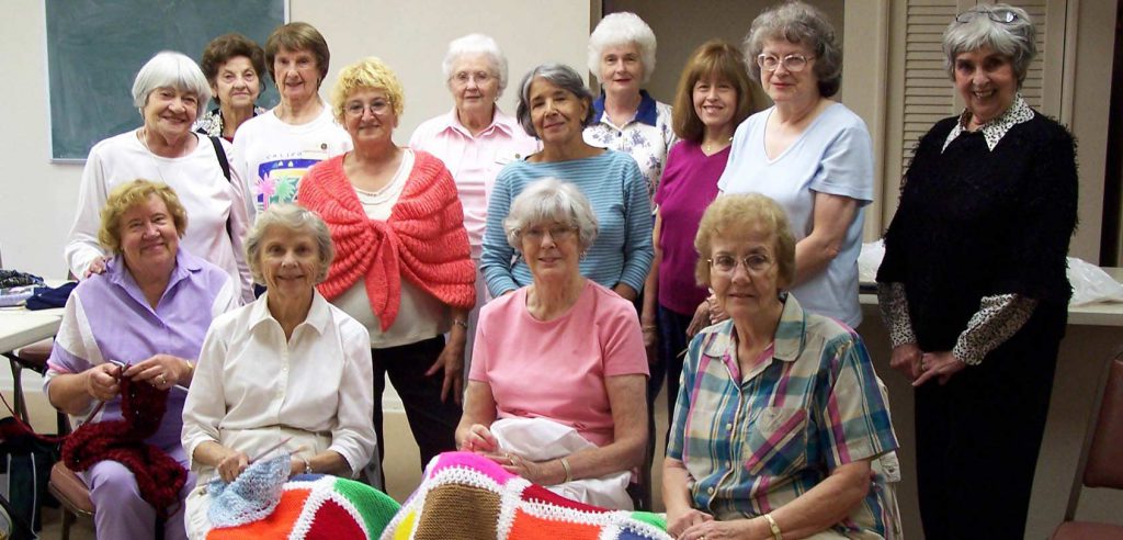 A class photo of the quilting class