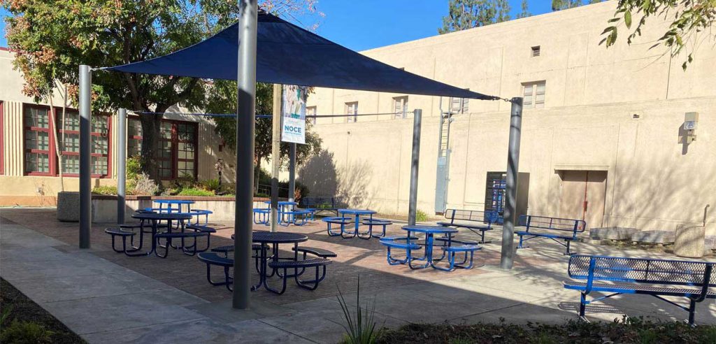 Wilshire Center outdoor tables