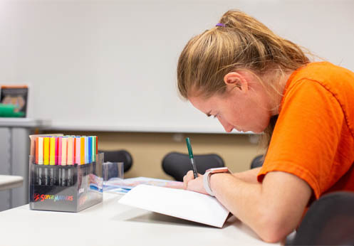 Estudiante de laboratorio de ARISE coloreando una imagen.