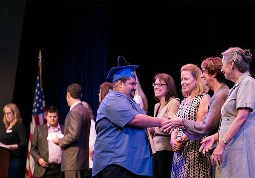 Estudiante de DSS recibiendo su certificado en el evento NOCE Student Success and Scholarship