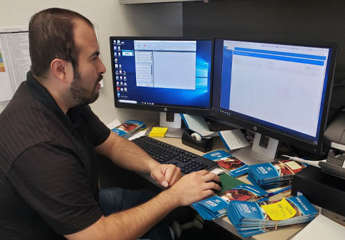 Un estudiante de DSS trabajando en una computadora