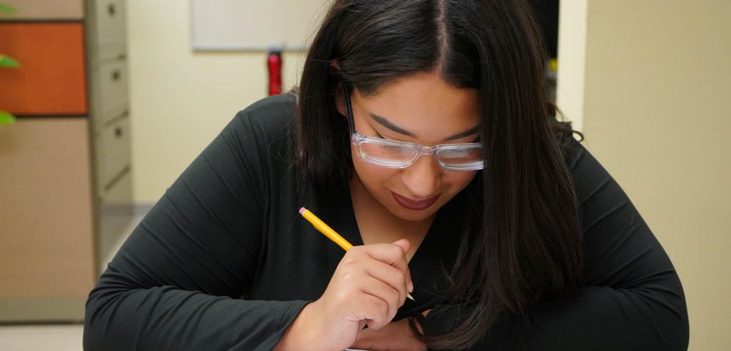 Estudiante NOCE trabajando en la tarea