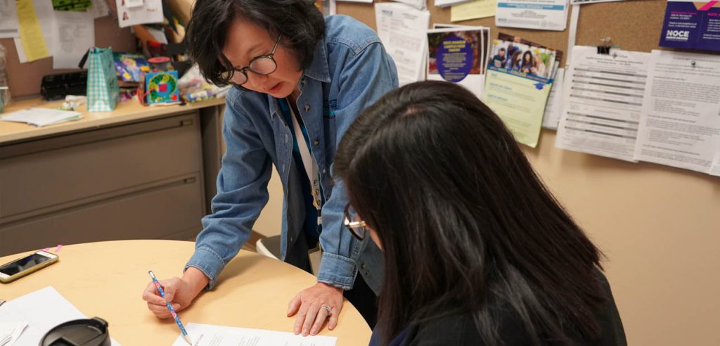 Una foto de un consejero de NOCE durante una cita con un estudiante