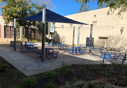 Una foto del nuevo patio del Wilshire Center en Fullerton.