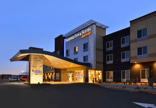 A night time photo of the outside of the Fairfield Inn & Suites by Marriott in Woodland California.