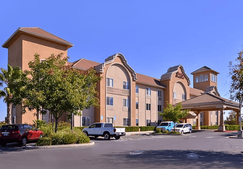 A photo of the outside of the Hampton Inn & Suites in Woodland California.