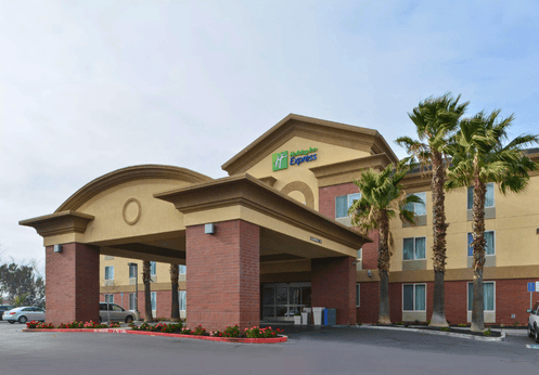 A day time photo of the outside of the Holiday Inn Express in Woodland California.